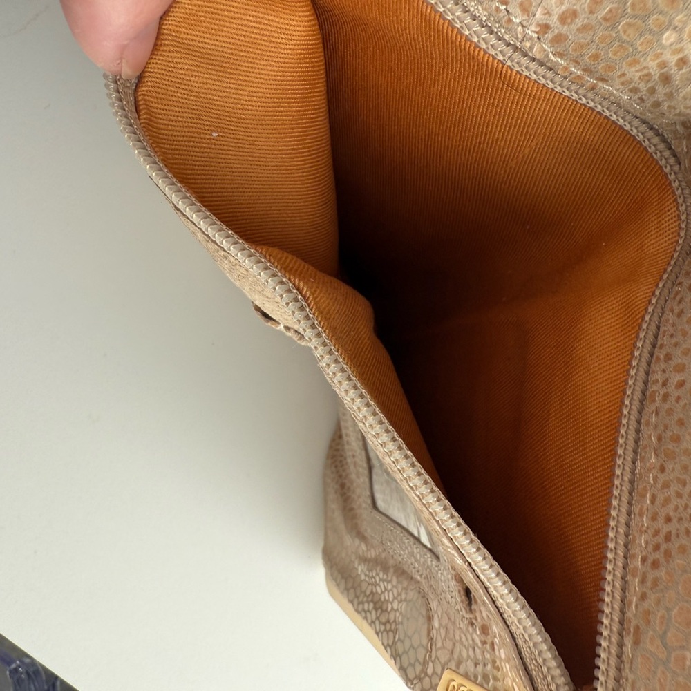 Chic Gold Textured Clutch - Picture 4 of 6